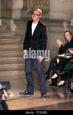 Loewe Paris bereit zu tragen-Herbst-Winter-Mode-Designer Stuart Vevers nach seiner show Stockfoto