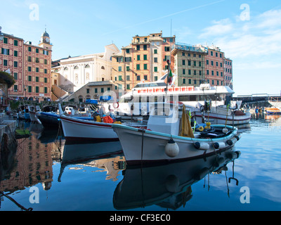 Hafen von Camogli, kleines Fischerdorf in der Nähe von Genua, Italien Stockfoto