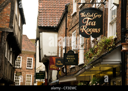 Eine Reihe von Shop Schilder hängen entlang der alten Shambles Straße in York. Stockfoto