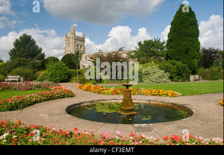 Blick auf St. Marys Kirche aus dem Garden of Remembrance in Amersham. Stockfoto