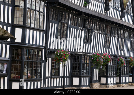 Hängenden Körben auf die alten Holzbalken Fassade des Shakespeare Hotel in Stratford-upon-Avon. Stockfoto