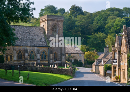 Ein Blick von der Kirche St. Barnabas in dem malerischen Dorf Snowshill. Stockfoto