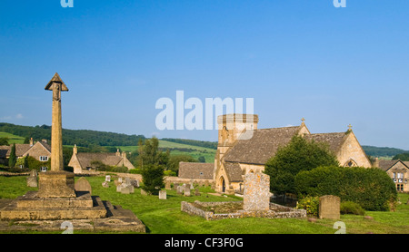 Ein Blick von der Kirche St. Barnabas in dem malerischen Dorf Snowshill. Stockfoto