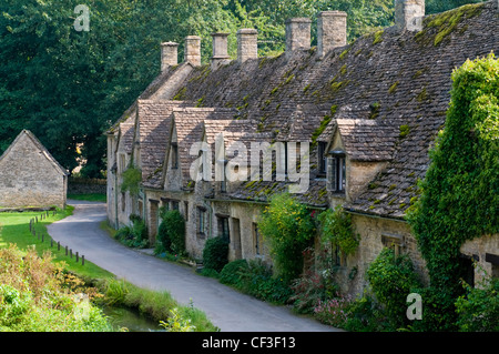 Eine Reihe von traditionellen Cotswold Cottages im Dorf Bibury. Stockfoto