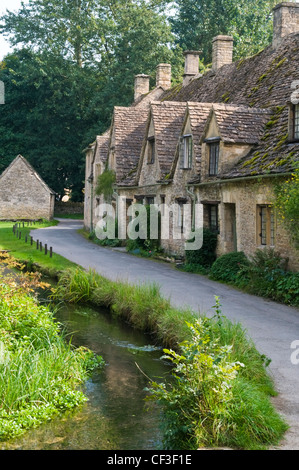 Eine Reihe von traditionellen Cotswold Cottages im Dorf Bibury. Stockfoto