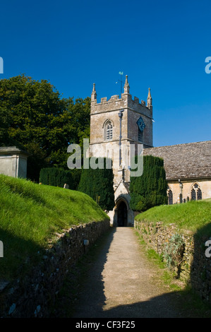 Weg zu Norman Kirche von St Peters in das Dorf der oberen Schlachten. Stockfoto