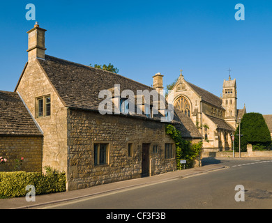 Mit Blick auf die High Street und St. Katharina-Kirche in Chipping Camden. Stockfoto