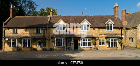 Vorne ein traditionelles Pub am Broadway in Worcestershire. Stockfoto