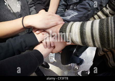 Hände von Jugendlichen zusammen. Geist des Business-team Stockfoto