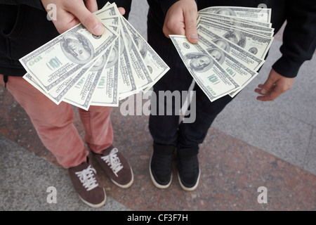 zwei Jugendliche zu Gast bei Spaße von Dollar in ihre Hände Stockfoto