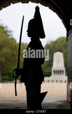 Silhouette eines Soldaten der Household Cavalry auf Wache am Horse Guards in Whitehall. Stockfoto