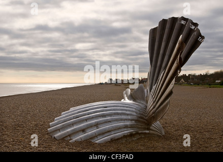 Die Jakobsmuschel-Skulptur von Maggie Hambling am Strand von Aldeburgh. Stockfoto