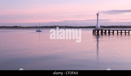 Ein Blick in Richtung Harwich dockt aus Shotley Gate bei Sonnenuntergang. Stockfoto