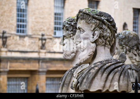 Nahaufnahme der Statuen außerhalb das Sheldonian Theatre in Oxford. Stockfoto