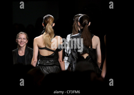 Ann Demeulemeester Paris Ready to Wear Frühling Sommer 2011 Stockfoto