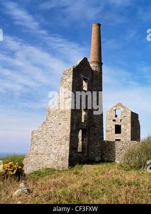 Überreste aus dem 19. Jahrhundert Carn Galver Tin mine einschließlich ein Maschinenhaus mit einem spitzen Stein und Backsteingotik Schornstein. Stockfoto