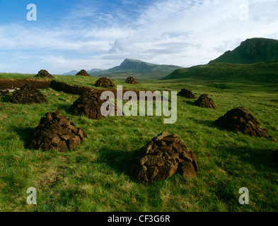 Auf der Suche nach Süden von der Quiraing Straße zwischen Staffin und Uig Moor, Torf Stecklinge und Stapel mit einem Teil der Traber Stockfoto