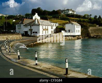 Am frühen Morgensonne erhellt die Rising Sun Inn und Rock Cottage in Portmellon Bucht zwischen Kapelle und Mevagissey ne Stockfoto