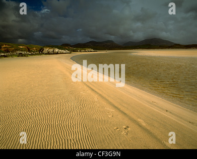 Auf der Suche nach Süden am Lon Erista Fluss fließt über Traigh Uige (Uuige) auf der Halbinsel von Valtos (Bhaltos). Die Lewis-V Stockfoto