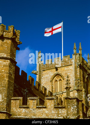 Die Flagge von St. George fliegen vom späten mittelalterlichen Turm der St. Bartholomäus Kirche, die ursprünglich als eine sächsische min gegründet wurde Stockfoto