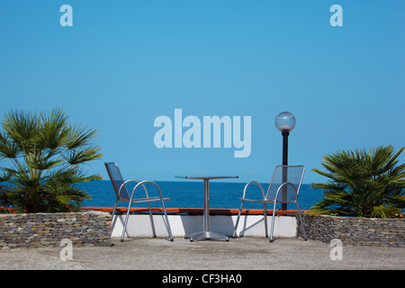 Ruhen Sie auf Küste. Tisch und Stühle am Strand klar Sommertag. Stockfoto