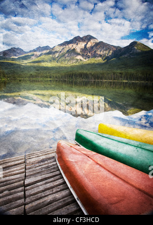 Drei Kanus am dock am Pyramid Lake, Jasper Nationalpark, Alberta, Kanada (Textur überlagert). Stockfoto