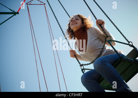 Charmante Mädchen geht für Laufwerk am Kreisverkehr. Ruhe im Park. Ansicht von unten. Stockfoto