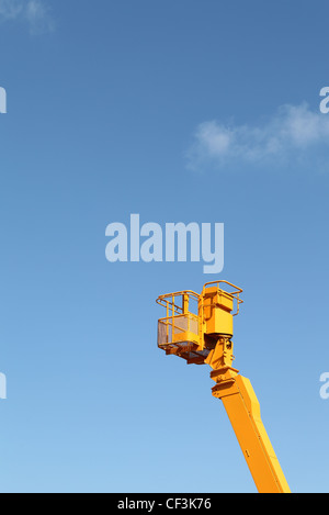 Gelbe Cherry-Picker vor blauem Himmel Stockfoto