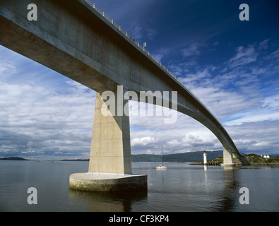 Blick von Kyleakin auf Skye an die Skye-Brücke, ist eine ehemalige Mautbrücke trägt der A87 über Loch Alsh, über Eilean Ban Stockfoto