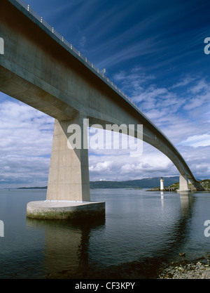 Blick von Kyleakin auf Skye an die Skye-Brücke, ist eine ehemalige Mautbrücke trägt der A87 über Loch Alsh, über Eilean Ban Stockfoto