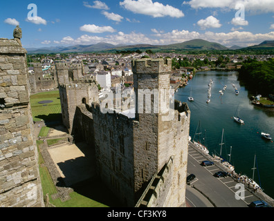 Auf der Suche SE vom Adler Turm von Caernarfon Castle über die Königin Turm, Schiefer, Kai und der Fluss (Afon)-Seiont in Richtung Moel Stockfoto