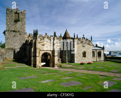 Außenansicht des St. Cybi Kirche gebaut auf an der Wand von Caer Gybi Roman Fort. Stockfoto