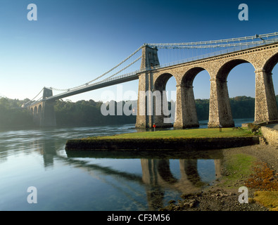 Nachschlagen von Anglesey Ufer der Menai Strait in Telford Hängebrücke, wurde für den Verkehr im Januar 1826 im Rahmen Stockfoto