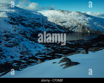 Am blauen See Cirque im frühen Winterschnee, am Nachmittag Licht.  Kosciuszko-Nationalpark, New South Wales Australien Stockfoto