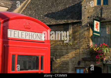 Eine traditionelle rote Telefonzelle außerhalb der Red Lion Pub in Chipping Camden. Stockfoto