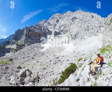 Weibliche Wanderer mit einer Pause an der Hohe Goell, Berchtesgadener Alpen, Österreich Stockfoto