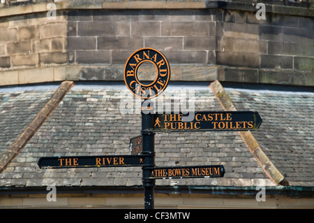 Ein gerichtetes Schild im Zentrum der historischen Altstadt von Barnard Castle. Stockfoto