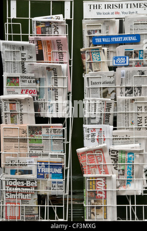 Eine Auswahl an internationalen Zeitungen auf den Verkauf von einem Stand in der Fleet Street. Stockfoto