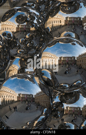 Reflexionen von den Royal Academy Hof Anish ist "Baum und das Auge" Skulptur, eine Anordnung von 76 glänzende Kugeln Stockfoto