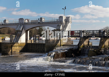 Teil von Teddington Lock auf Themse in der Nähe von London mit Wehr und Brücke. Stockfoto