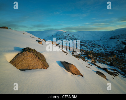 Gepunktete Granitfelsen versenkt im frühen Schnee, Kosciuszko National Park NSW Australia Stockfoto