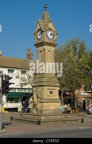 Uhrturm in Thirsk Marktplatz erbaut 1896 zum Gedenken an die Hochzeit des Duke of York, später zu König George V Stockfoto