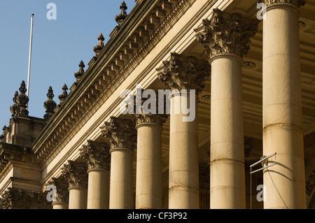 Stein-Spalten auf Leeds Rathaus, erbaut zwischen 1853-1858 in The Headrow (ehemals Park Lane). Stockfoto