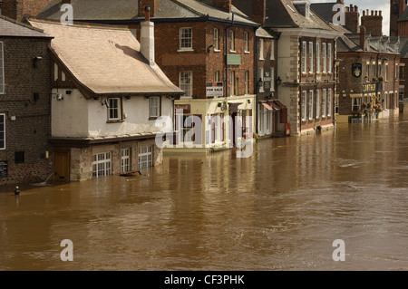 Gebäude und Gelände am Ufer des Flusses Ouse in der Innenstadt überflutet. Stockfoto