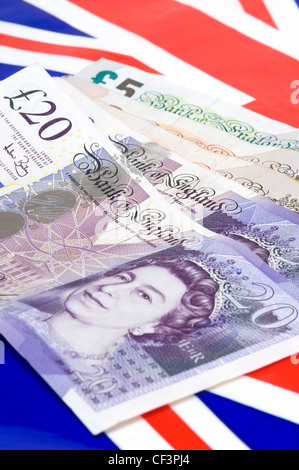Englische Währung mit Union Flagge im Hintergrund. Stockfoto