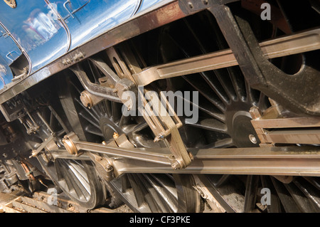 Die Räder der Dampflokomotive Sir Nigel Gresley Nahaufnahme. Stockfoto