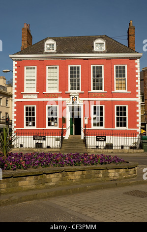 Das rote Haus Duncombe statt. Eine Stein und Ziegel Haus mit zwei Stockwerken mit Dachböden und Kellern, erbaut im frühen 18. Jahrhundert fo Stockfoto