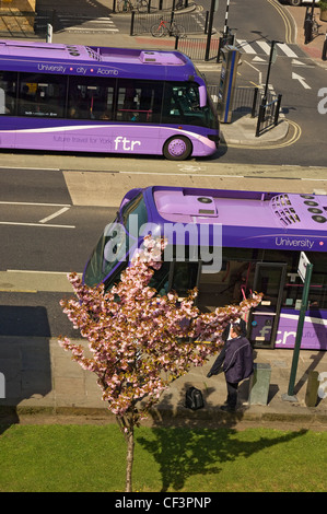 Ersten York FTR Busse vorbei York Bahnhof. Stockfoto