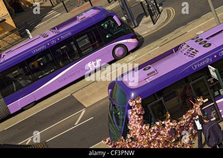 Ersten York FTR Busse vorbei York Bahnhof. Stockfoto