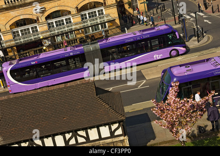 Ersten York FTR Busse vorbei York Bahnhof. Stockfoto